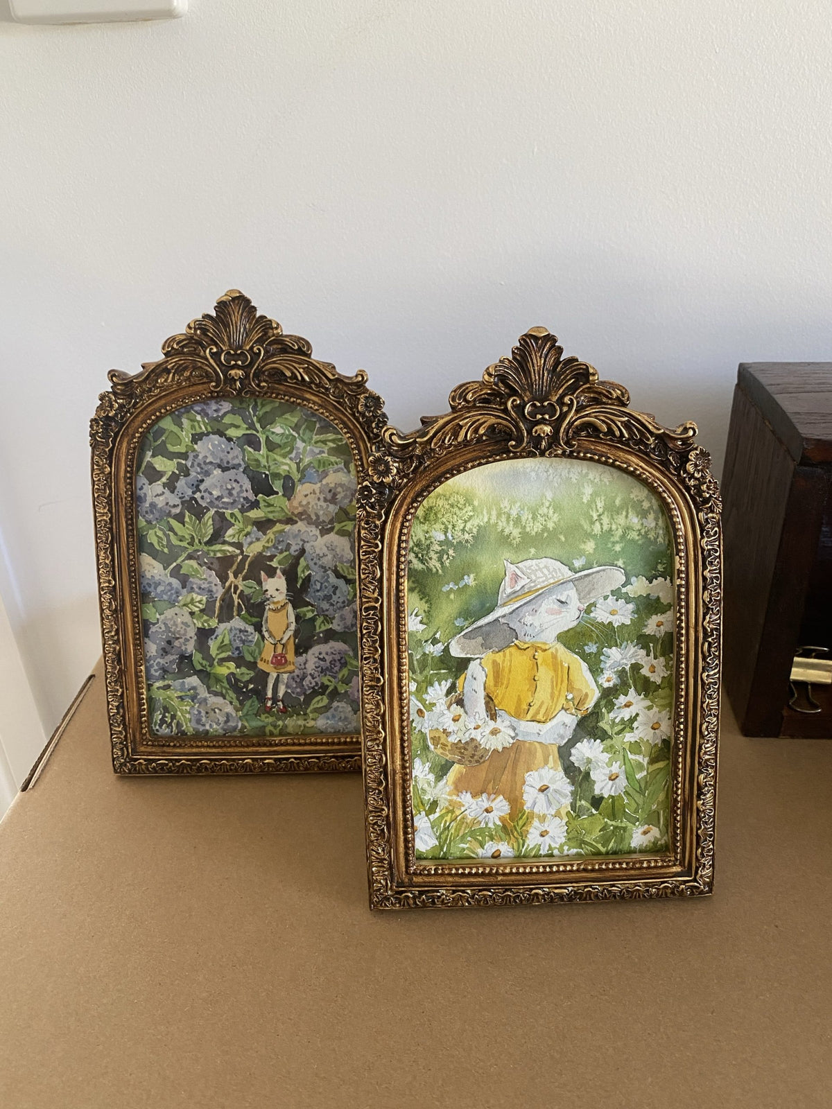Miss cat in daisy garden | Print vintage framed